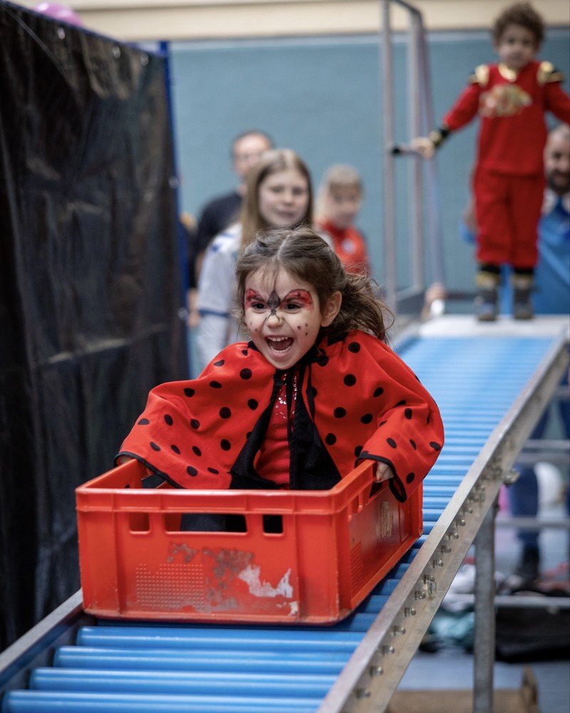 Mäd hen in einer Kister auf einem Rollgitter