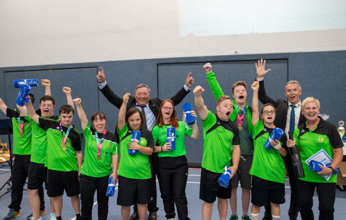 46 PLUS Jugendliche jubeln im grünen Tshirt Arme nach oben