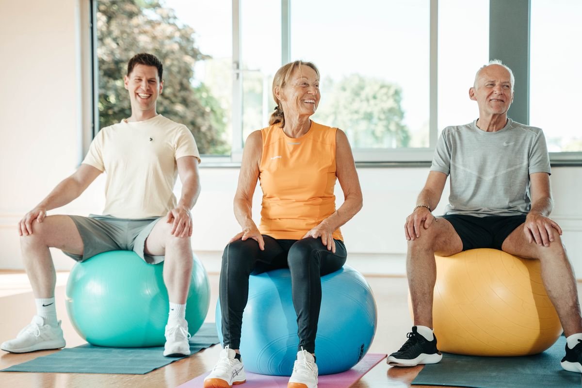 Rehasport drei Teilnehmer auf Sitzball