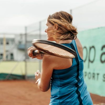 Spielerin holt mit dem Schläger nach hinten aus