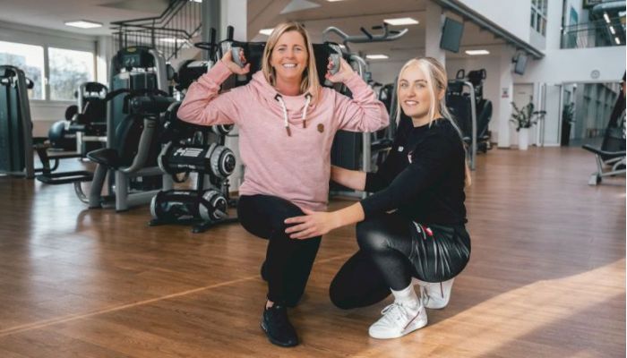 Trainerin mit Kundin am Gerätepark