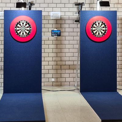 2 Dartsscheiben mit blaiuen Steg und roten Scheiben