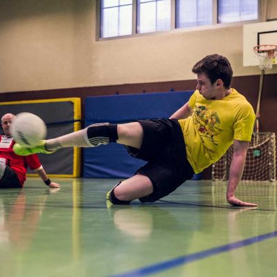 zwei spieler im sitzfussball