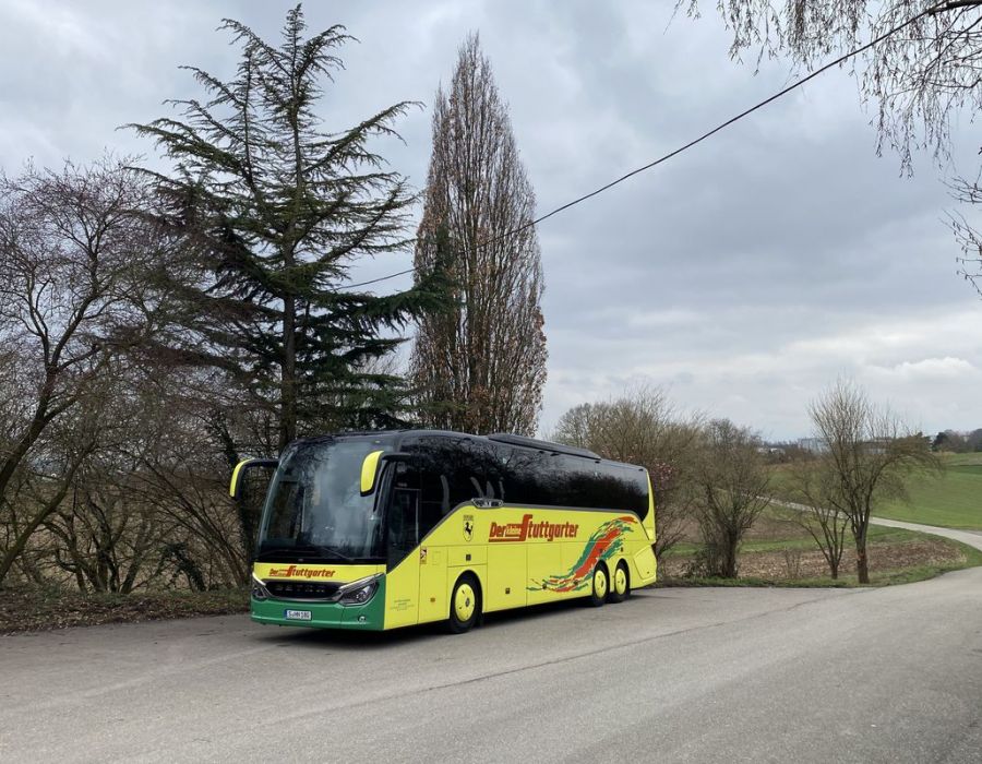 Gelber bus auf der Landerstasse