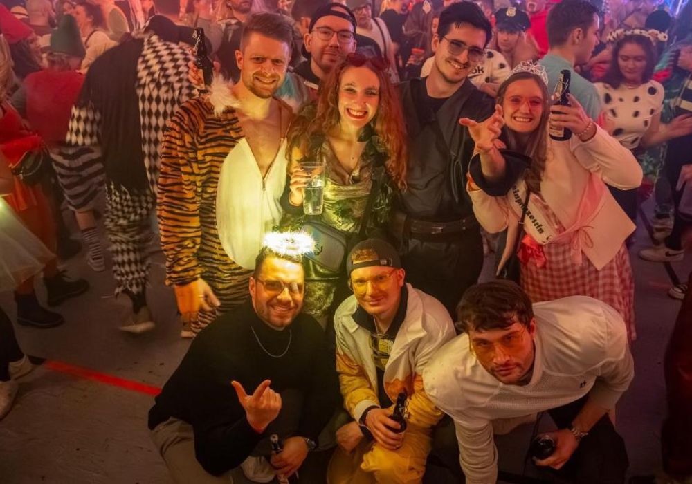 SVK-Fasching vier verkleidetet Personen als Drinks