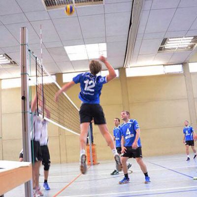 Volleyballmannschaft in blauen Trikots