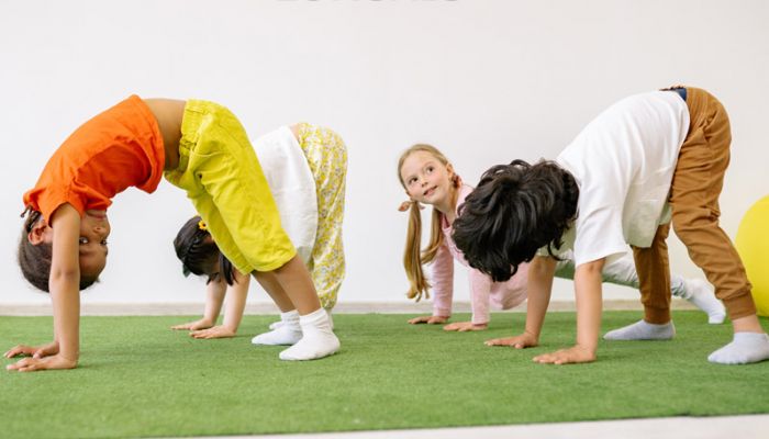 Vier Kinder die eine BrĂĽcke machen mit viel Spass