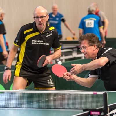 Tischtennis vierer double 2 Spieler 1 davon pariert den Ball