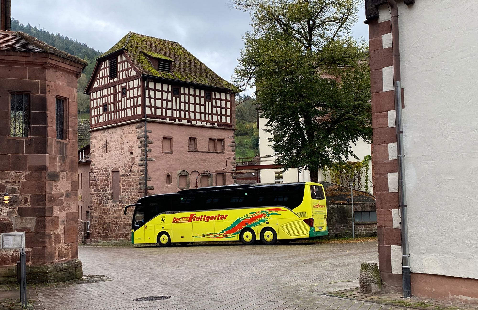 Altstadt von Alpirsbach mit gelben Bus