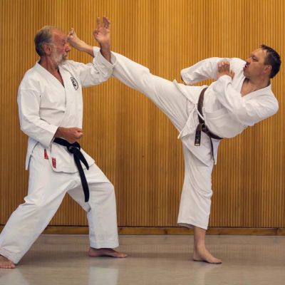 zwei kartekämpfer einer mit dem fuss in höhe des kopfes des anderen