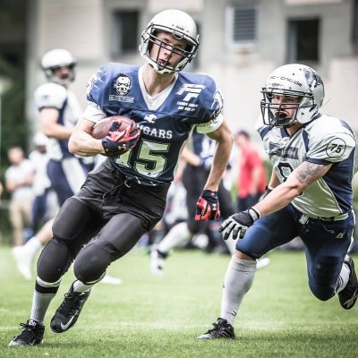 zwei Footballer einer mit Ball verfolgt von einem anderen
