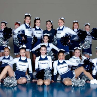 Cheerleading Gruppenbild mit blau-weissen KostĂĽmen