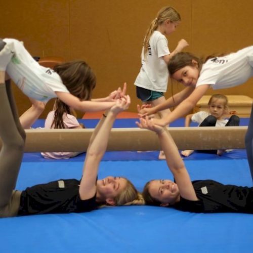Zwei Trainerinen mit zwei Kindern liegend