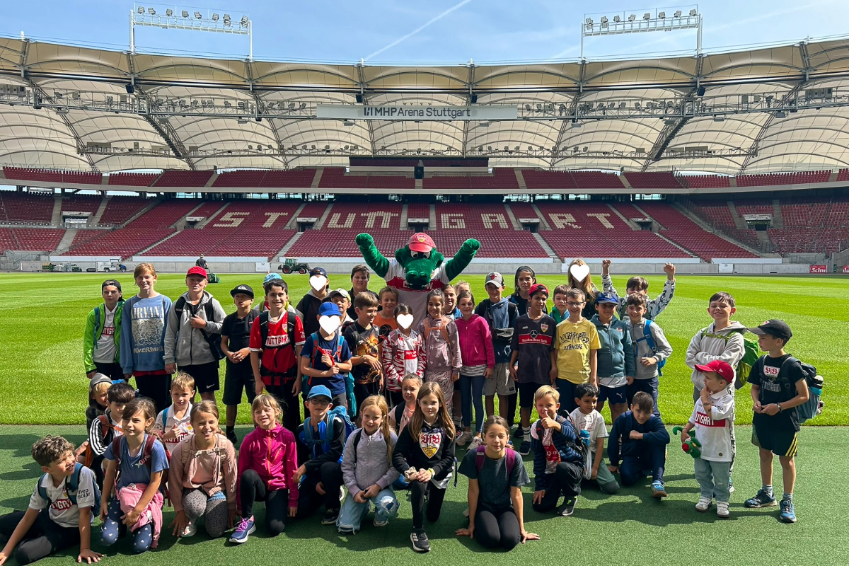 Gruppe von Kindern aus der Kindersportwoche 2025 bei der Besichtigung der MHP-Arena des VFB Stuttgarts