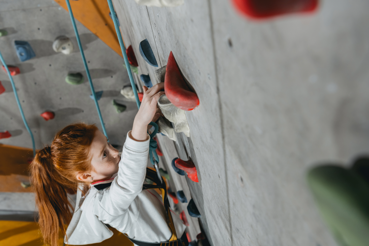 Kletterndes Kind bei der Kindersportwoche