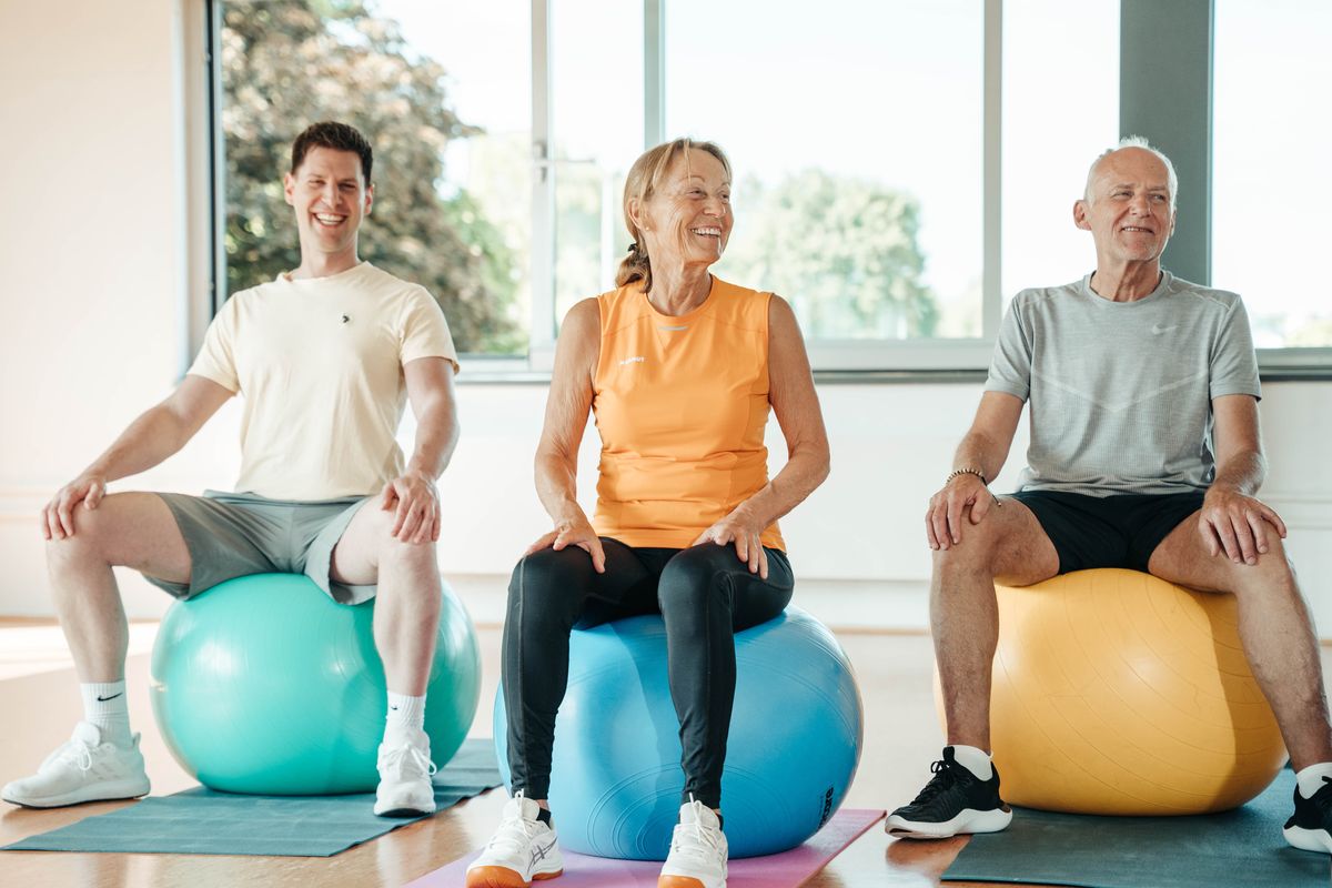 Rehasport drei Teilnehmer auf Sitzball