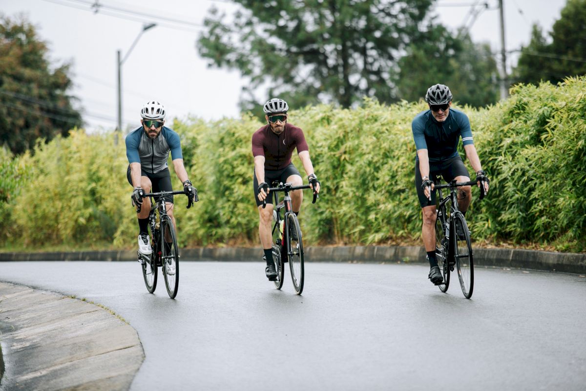 Drei Radfahrer mit Rennrädern